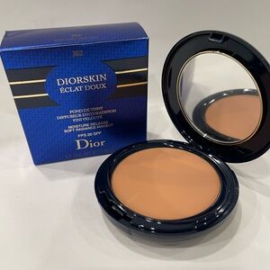 Diorskin Éclat Doux Moisture Release Soft Radiance Makeup compact foundation 302